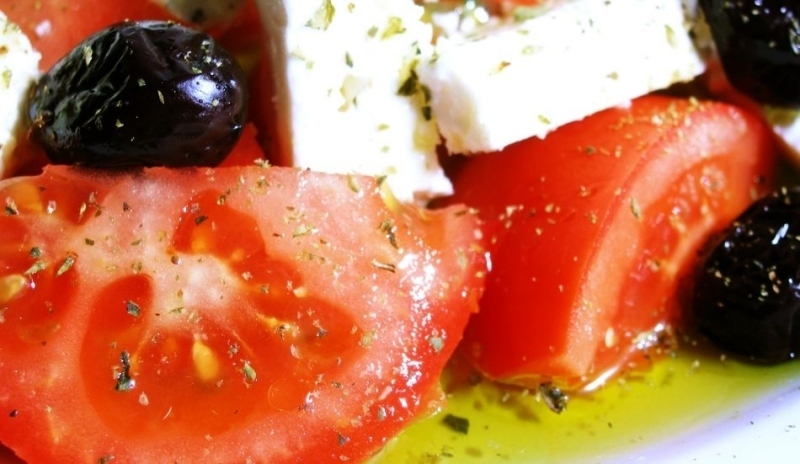 Rajčata s mozzarellou a olivami