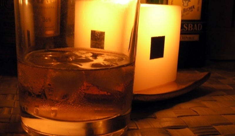 Whisky s ledem ve sklenici