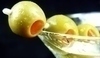 Sklenice alkoholu s olivami