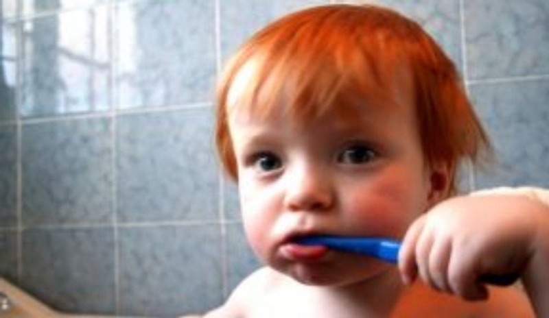 Dídě čistící si zuby