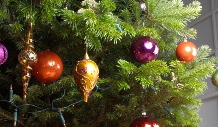 Detail ozdob na vánočním stromečku