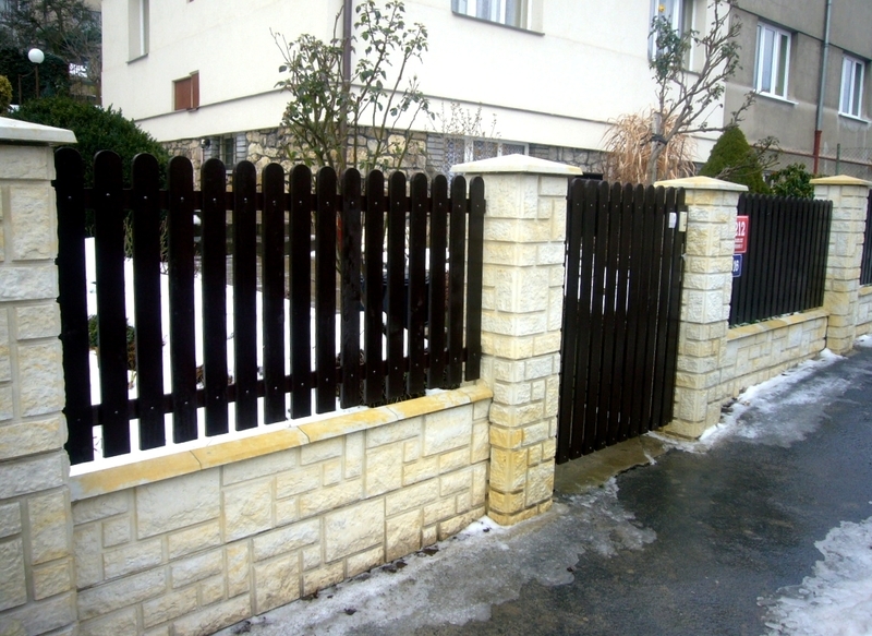 Betonový plot lze kombinovat s dřevěnými laťkami, aby působil lehčeji. FOTO: Boppe