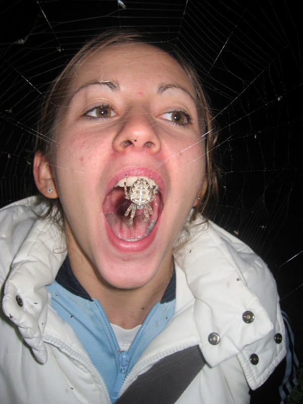 žena s pavoukem v ústech