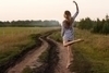 Žena tančící na polní cestě
