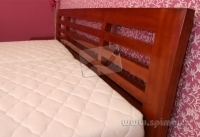 masivní dřevěné čelo postele