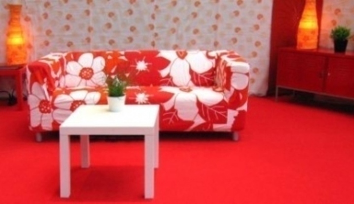 Květovaná sedačka, bílý stůl