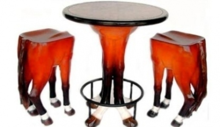 Stůl a židle ve tvaru koňských noh