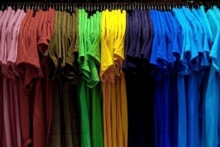 Různobarevné šaty