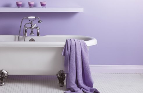 Koupelna laděná do fialova