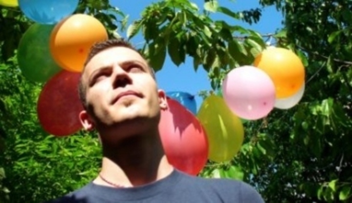 Muž, stromy, balonky