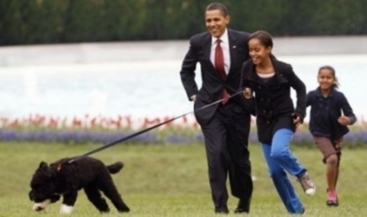 Prezident Obamas s dcerami a psem