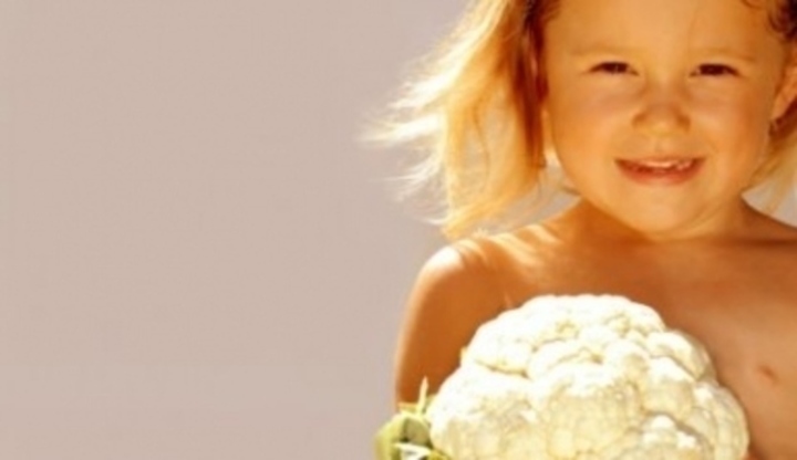 Dítě držící květák