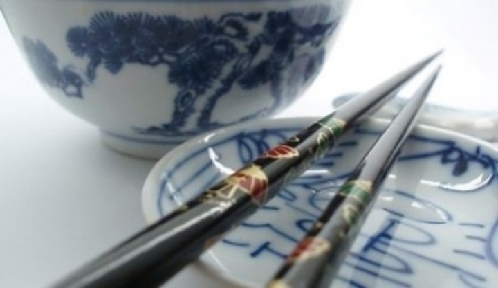 Čínské hůlky, porcelánová miska a talířek
