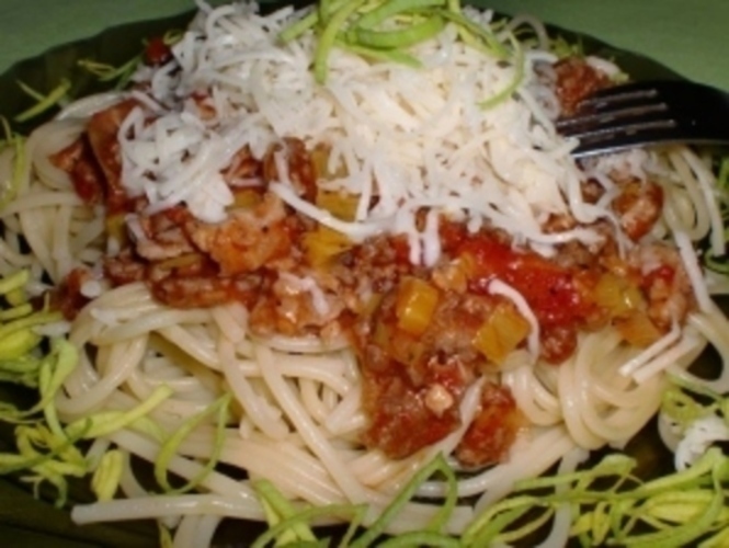 Špagety s masovo-pórkovou směsí 