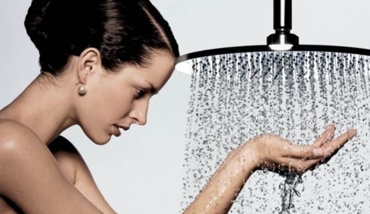 Žena s rukama pod sprchou