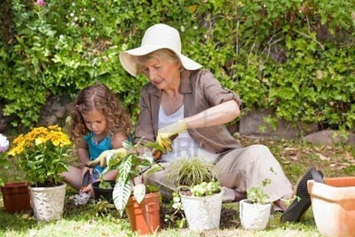 Babička s vnučkou sázejí květiny