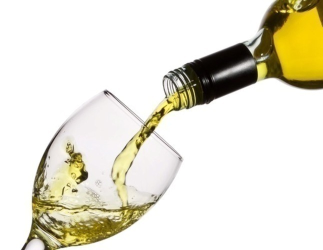 Nalévání vína do sklenice