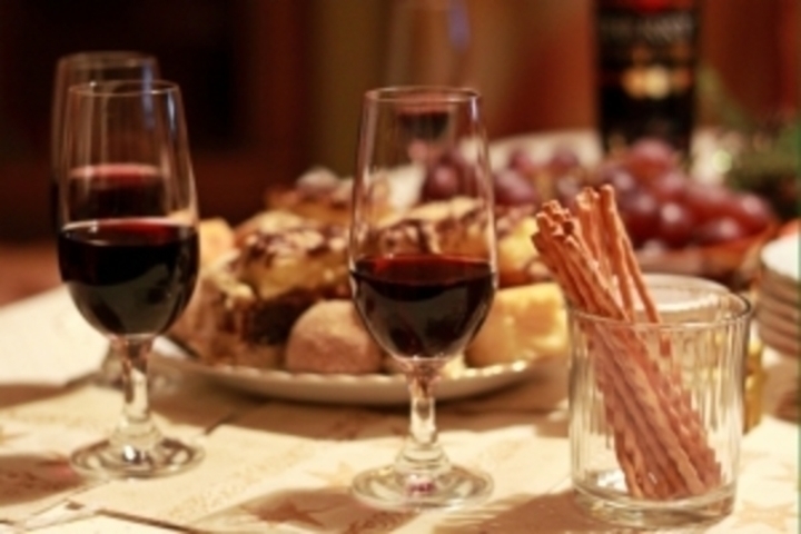 Sklenice vína a jídlo