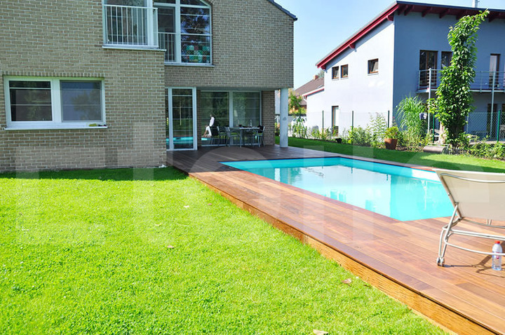 dřevěná terasa kolem bazénu