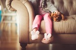 holčička se psem na gauči